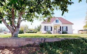 Hot Tub And Grandma'S Cottage, Charming And Nostalgic